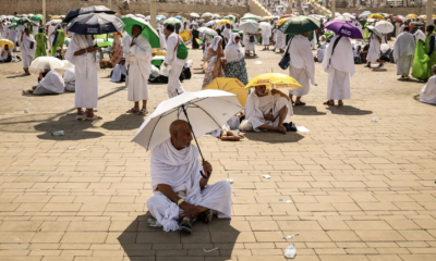 Muslim pilgrims use umbrellas to shade themselves from the sun as they arrive at the base of Mount Arafat during the hajj © Fadel SENNA / AFP